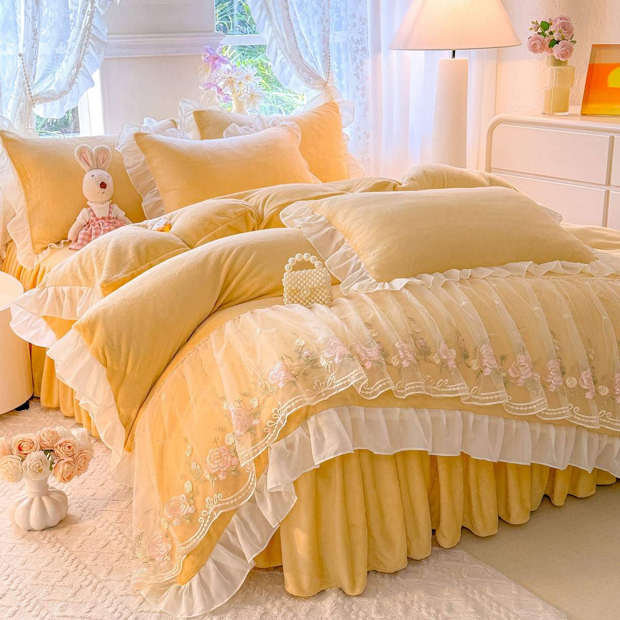 91家纺网 家纺一手货源 找家纺 后庭寝室 2025新款高克重牛奶绒公主风床裙四件套-甜心系列 甜心-嫩黄