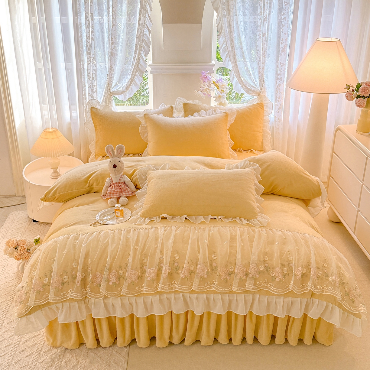 91家纺网 家纺一手货源 找家纺 后庭寝室 2025新款高克重牛奶绒公主风床裙四件套-甜心系列 甜心-嫩黄