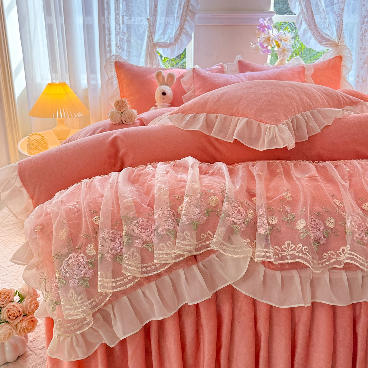 91家纺网 家纺一手货源 找家纺 后庭寝室 2025新款高克重牛奶绒公主风床裙四件套-甜心系列 甜心-玉色