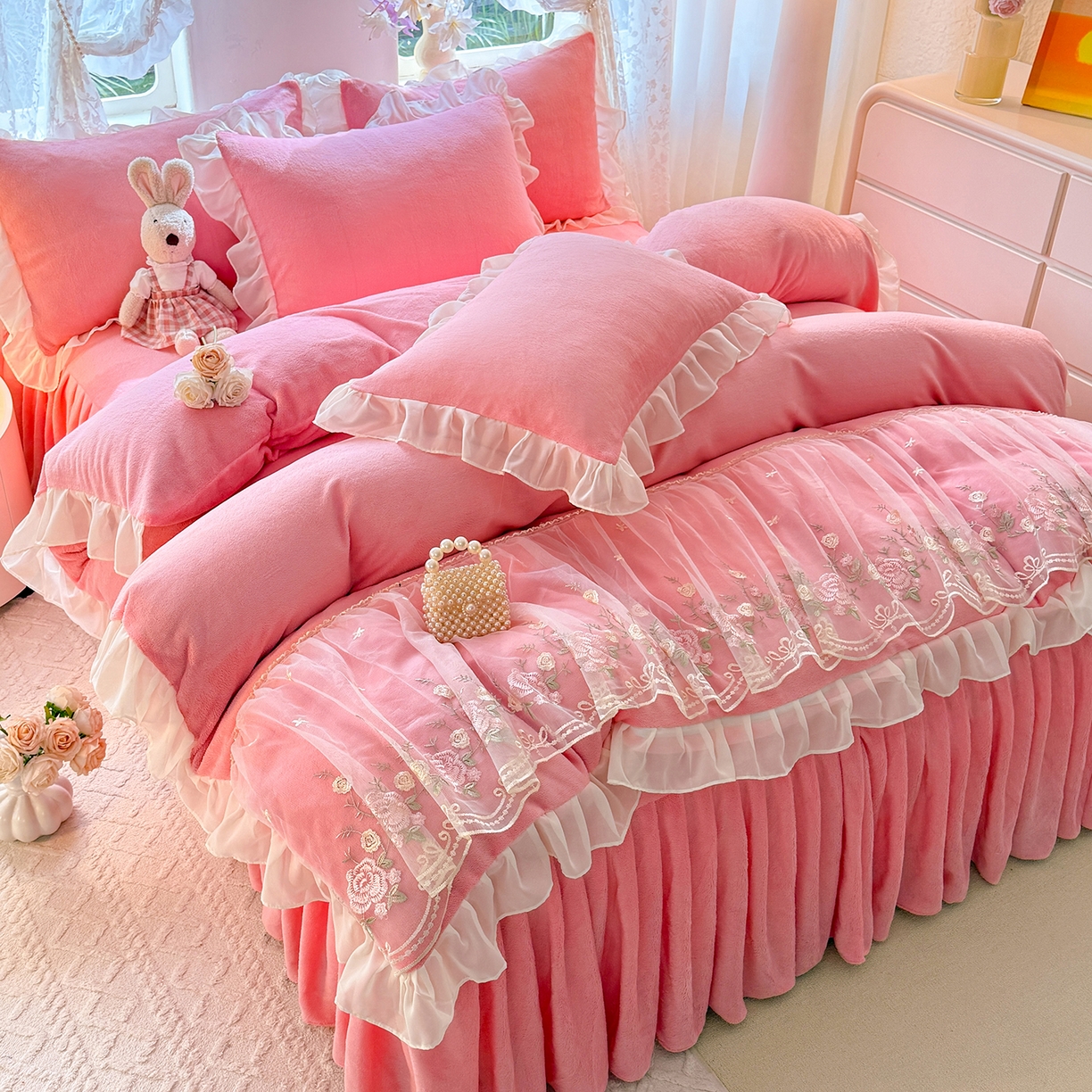 91家纺网 家纺一手货源 找家纺 （总）后庭寝室 2025新款高克重牛奶绒公主风床裙四件套-甜心系列