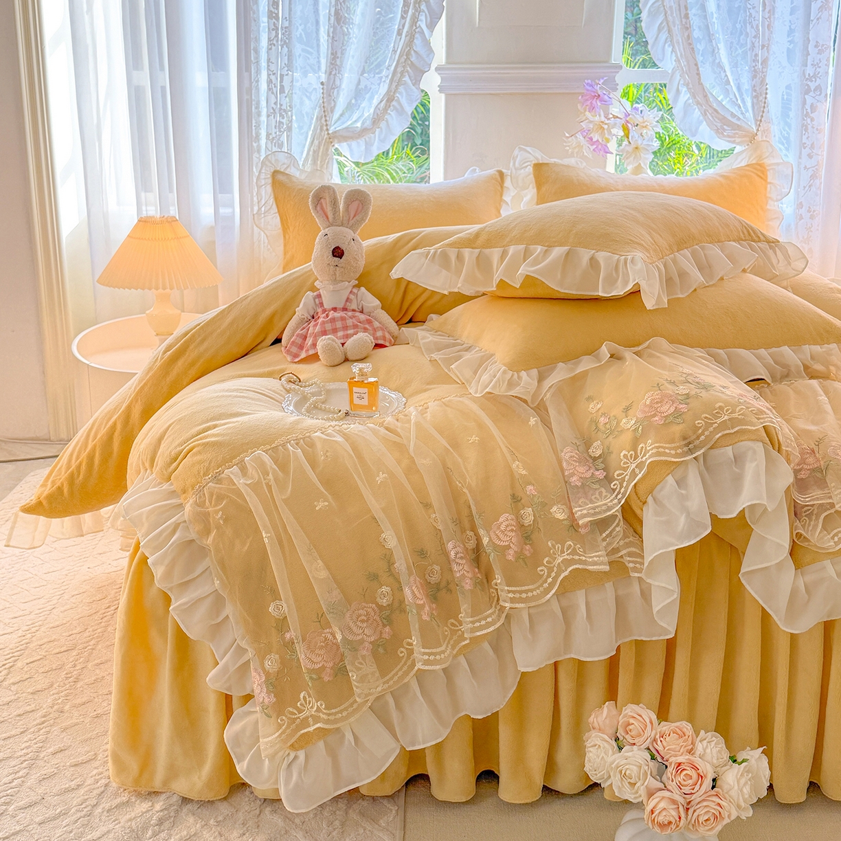 91家纺网 家纺一手货源 找家纺 后庭寝室 2025新款高克重牛奶绒公主风床裙四件套-甜心系列 甜心-嫩黄