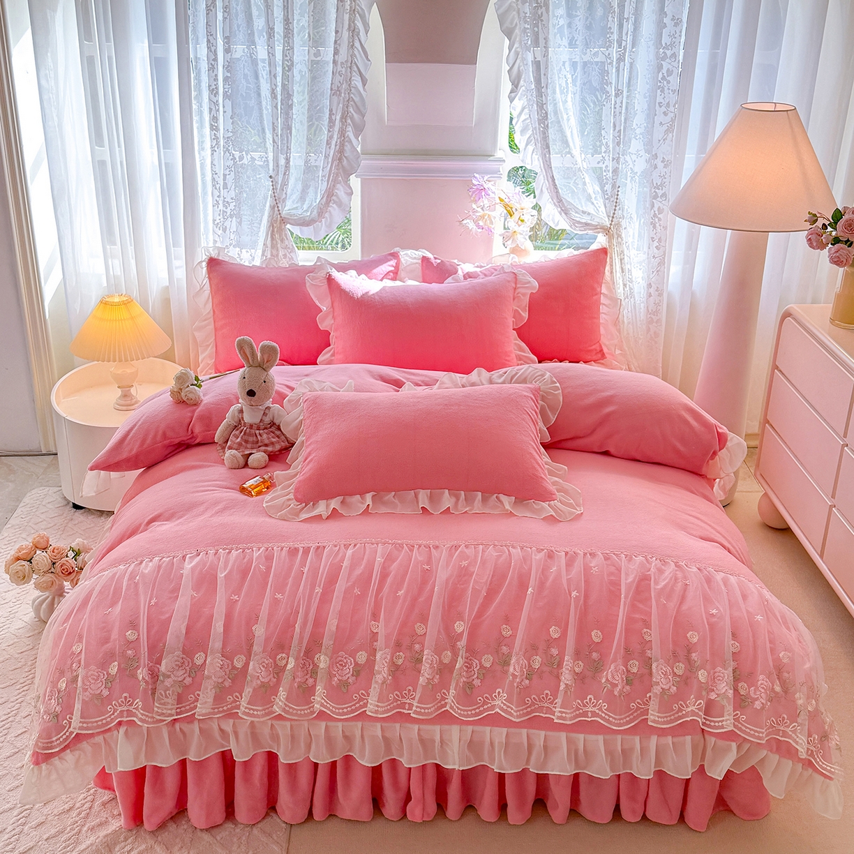 91家纺网 家纺一手货源 找家纺 后庭寝室 2025新款高克重牛奶绒公主风床裙四件套-甜心系列 甜心-粉玉