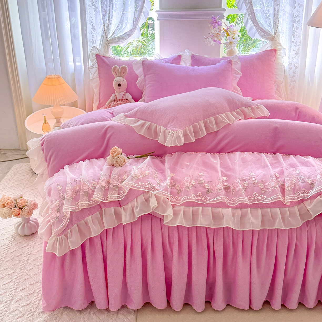 91家纺网 家纺一手货源 找家纺 后庭寝室 2025新款高克重牛奶绒公主风床裙四件套-甜心系列 甜心-浅粉