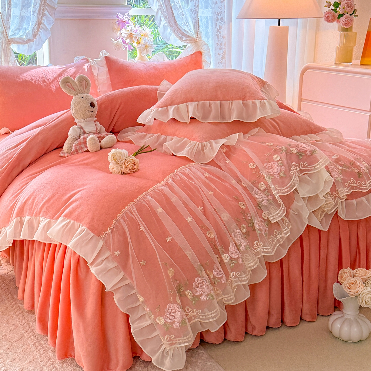 91家纺网 家纺一手货源 找家纺 后庭寝室 2025新款高克重牛奶绒公主风床裙四件套-甜心系列 甜心-玉色