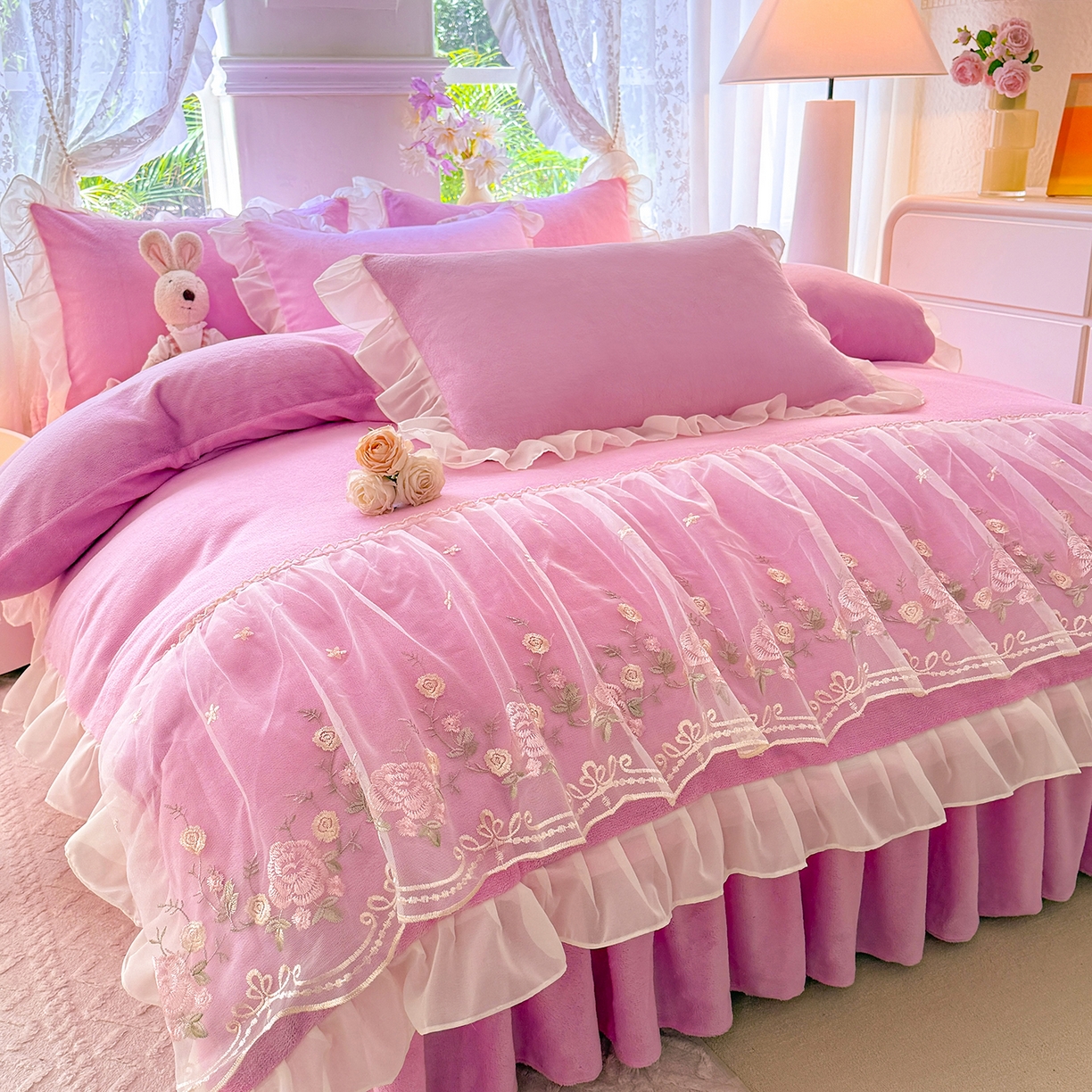 91家纺网 家纺一手货源 找家纺 后庭寝室 2025新款高克重牛奶绒公主风床裙四件套-甜心系列 甜心-浅粉