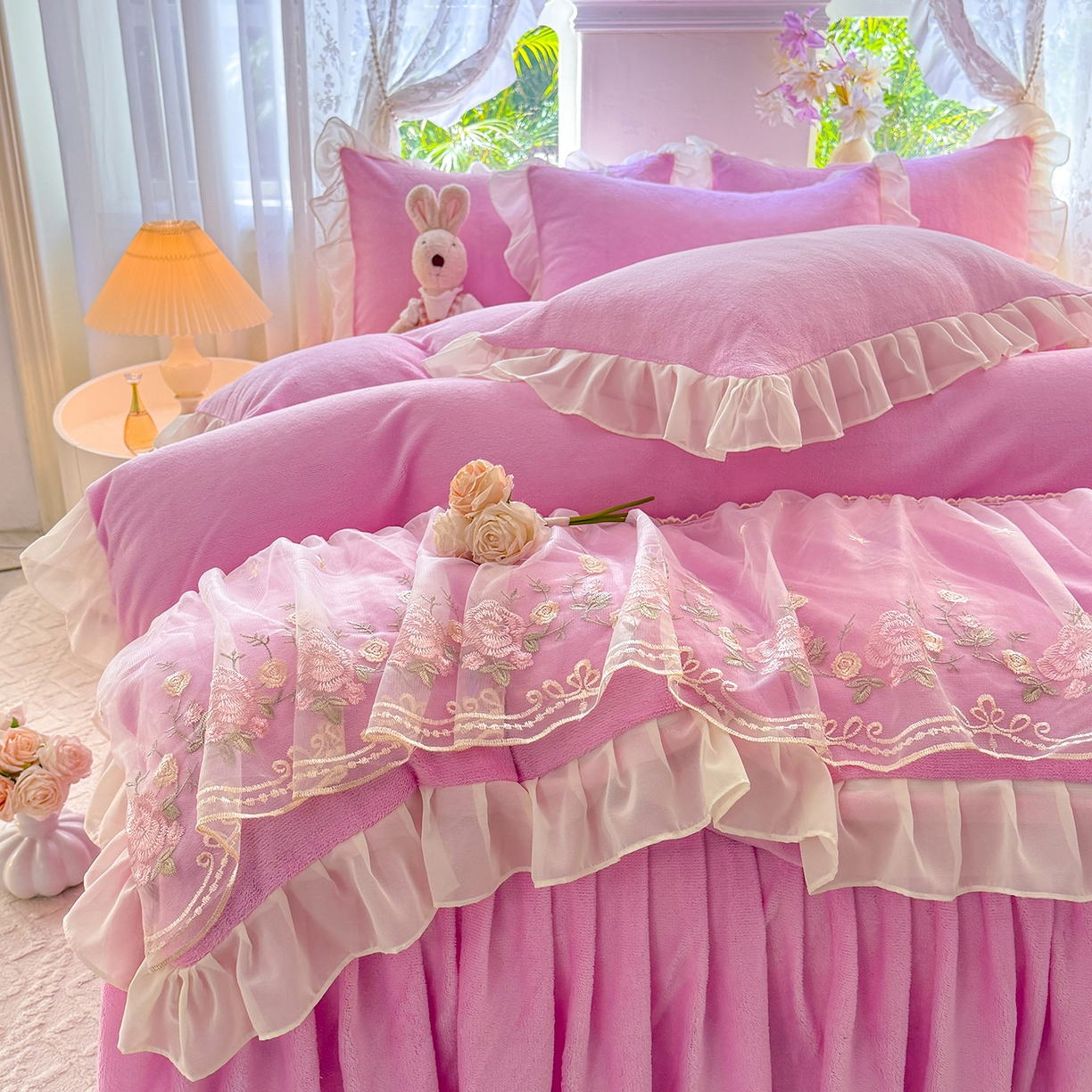 91家纺网 家纺一手货源 找家纺 后庭寝室 2025新款高克重牛奶绒公主风床裙四件套-甜心系列 甜心-浅粉