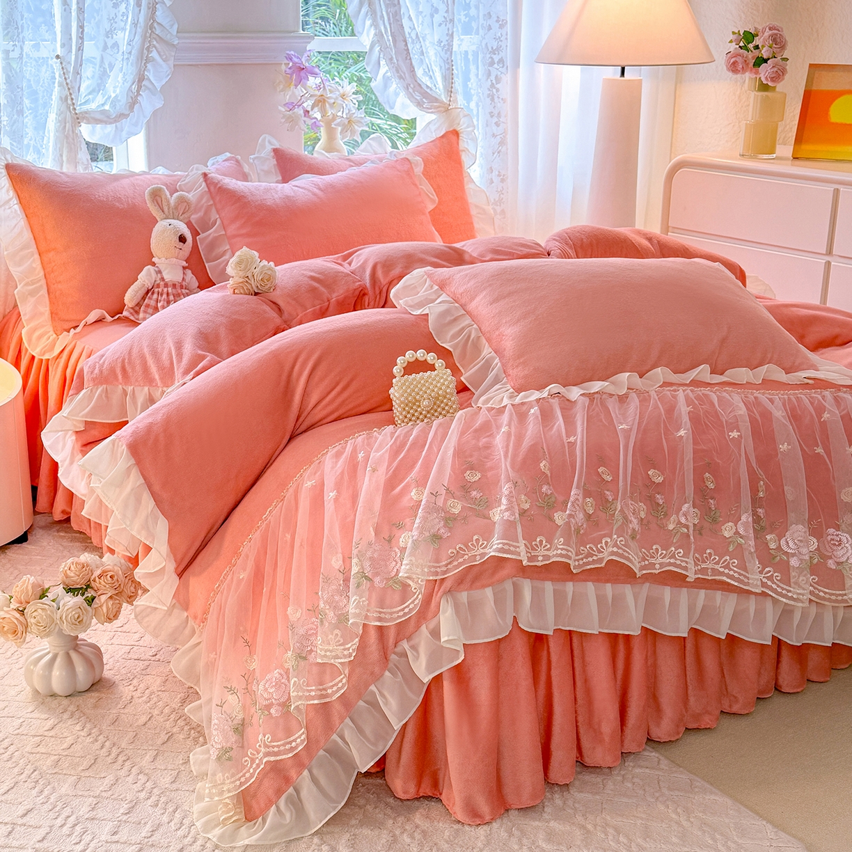 91家纺网 家纺一手货源 找家纺 后庭寝室 2025新款高克重牛奶绒公主风床裙四件套-甜心系列 甜心-玉色