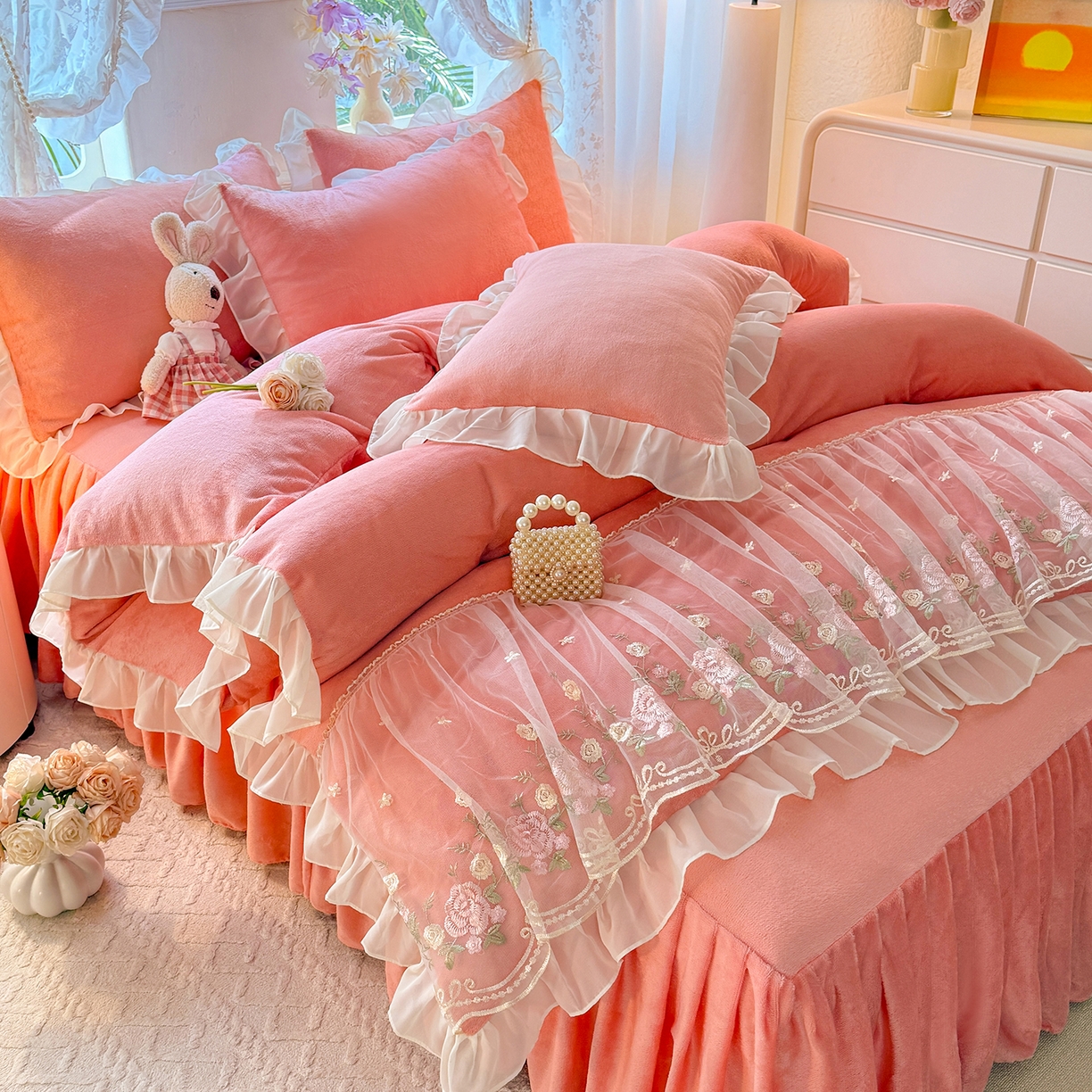 91家纺网 家纺一手货源 找家纺 后庭寝室 2025新款高克重牛奶绒公主风床裙四件套-甜心系列 甜心-玉色