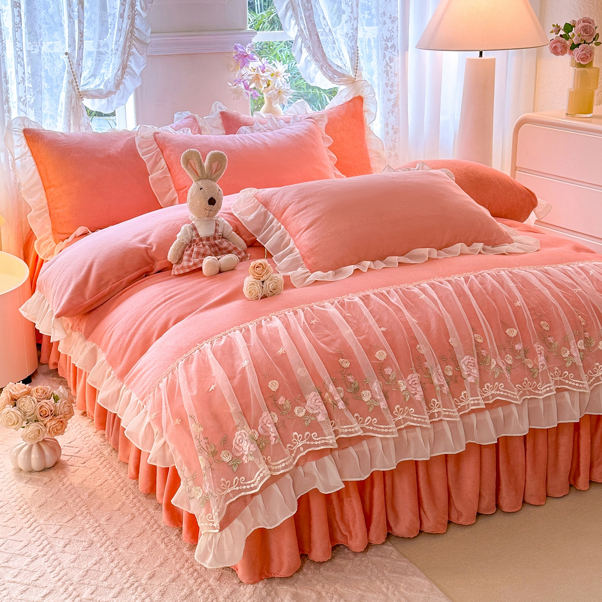 91家纺网 家纺一手货源 找家纺 后庭寝室 2025新款高克重牛奶绒公主风床裙四件套-甜心系列 甜心-玉色