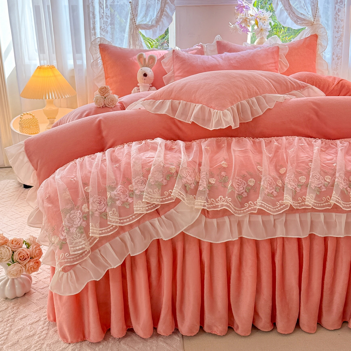 91家纺网 家纺一手货源 找家纺 后庭寝室 2025新款高克重牛奶绒公主风床裙四件套-甜心系列 甜心-玉色