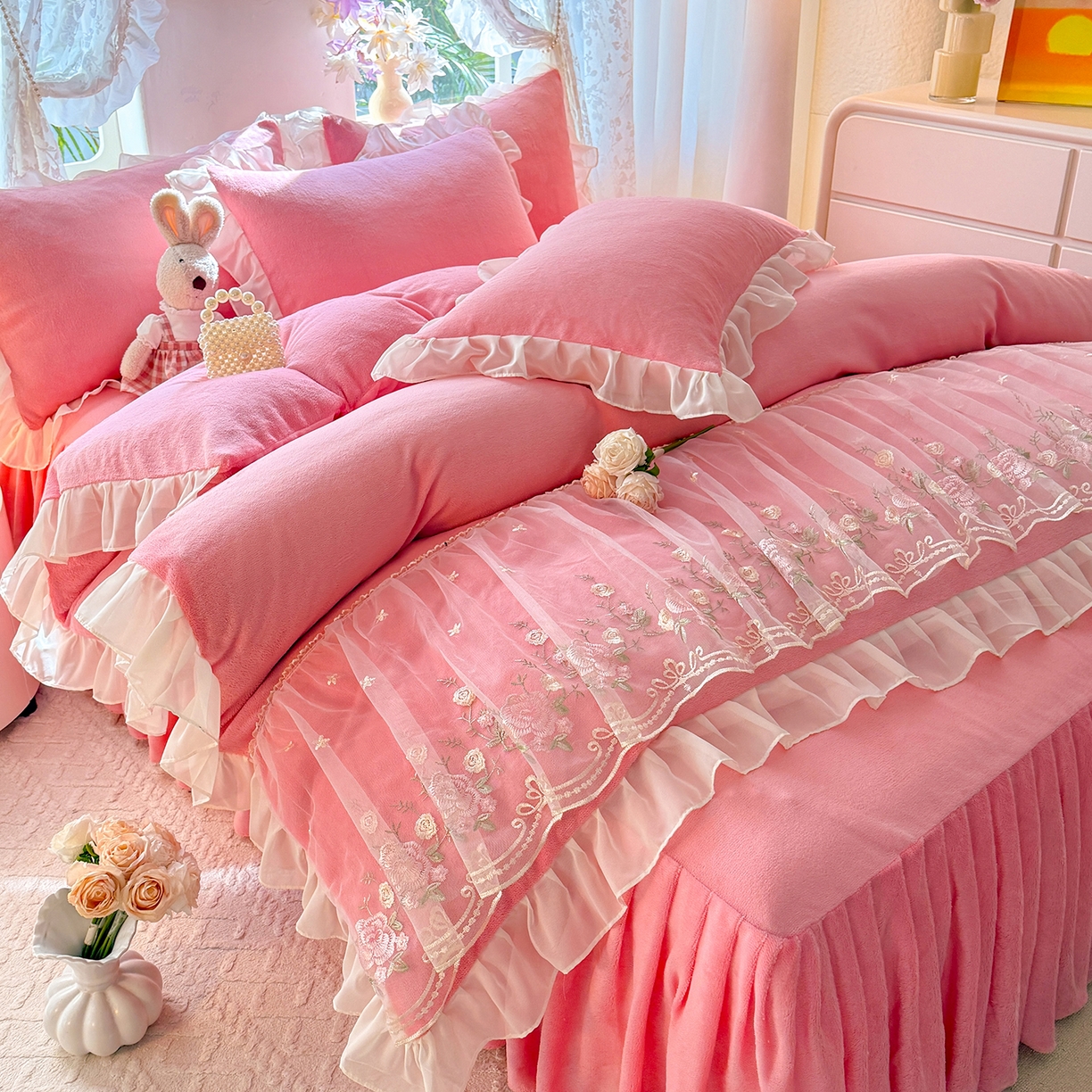 91家纺网 家纺一手货源 找家纺 后庭寝室 2025新款高克重牛奶绒公主风床裙四件套-甜心系列 甜心-粉玉