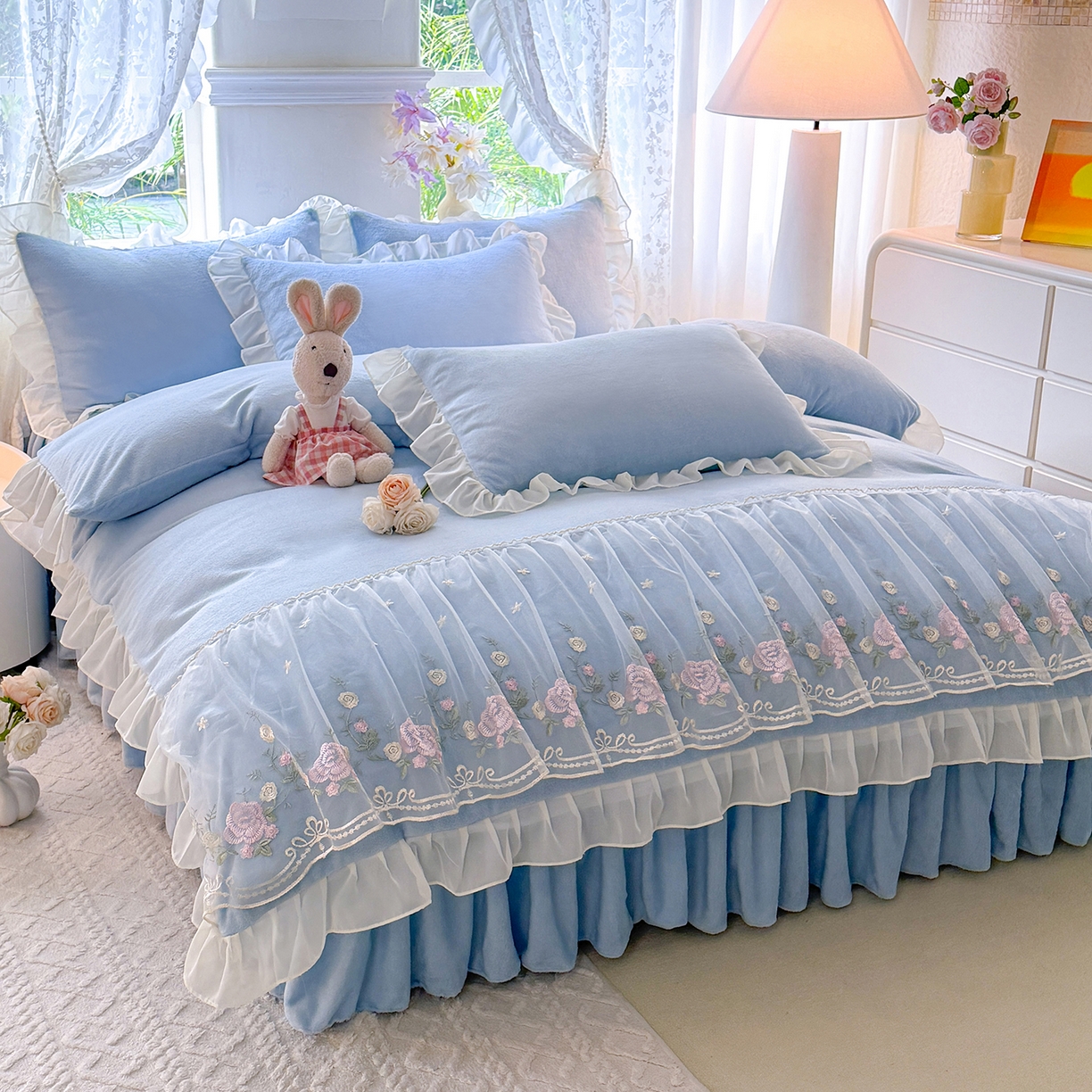 91家纺网 家纺一手货源 找家纺 后庭寝室 2025新款高克重牛奶绒公主风床裙四件套-甜心系列 甜心-浅蓝