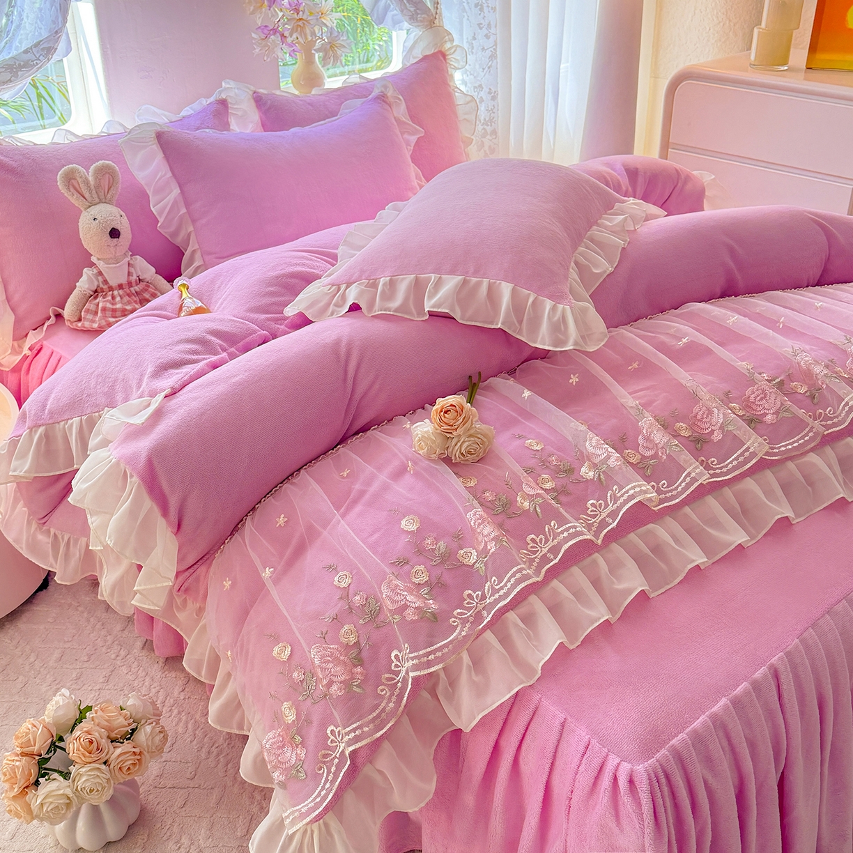 91家纺网 家纺一手货源 找家纺 后庭寝室 2025新款高克重牛奶绒公主风床裙四件套-甜心系列 甜心-浅粉