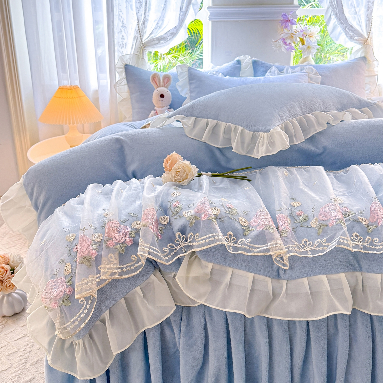 91家纺网 家纺一手货源 找家纺 后庭寝室 2025新款高克重牛奶绒公主风床裙四件套-甜心系列 甜心-浅蓝