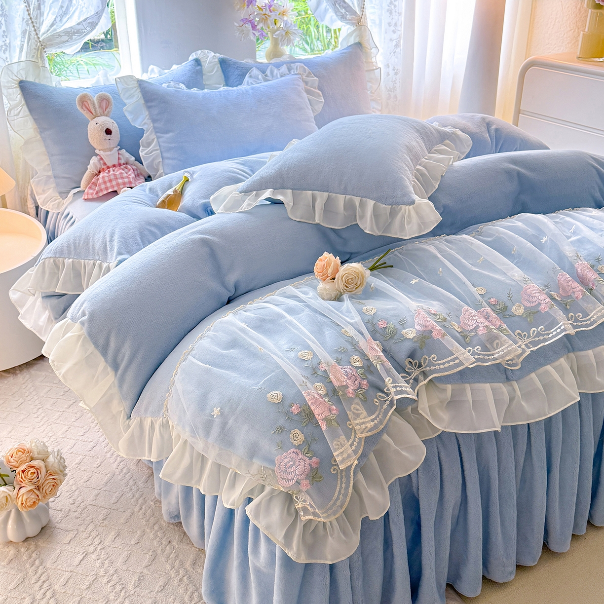 91家纺网 家纺一手货源 找家纺 后庭寝室 2025新款高克重牛奶绒公主风床裙四件套-甜心系列 甜心-浅蓝