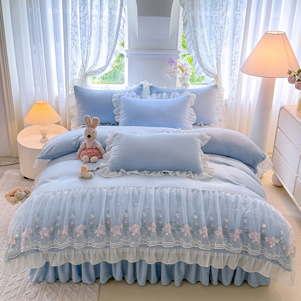 91家纺网 家纺一手货源 找家纺 后庭寝室 2025新款高克重牛奶绒公主风床裙四件套-甜心系列 甜心-浅蓝