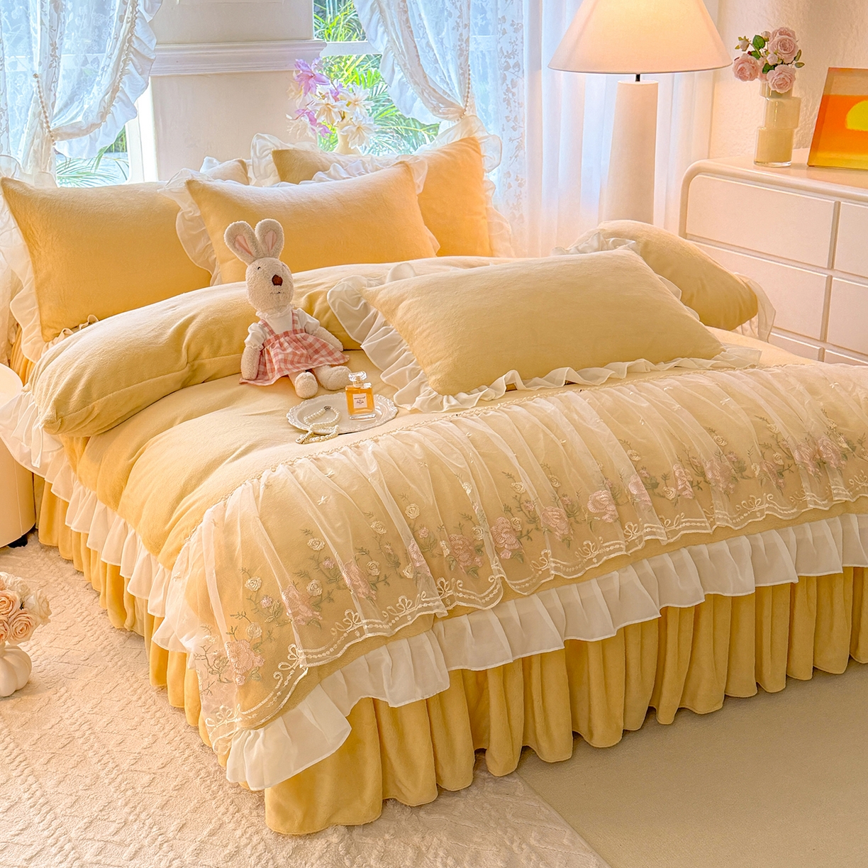 91家纺网 家纺一手货源 找家纺 后庭寝室 2025新款高克重牛奶绒公主风床裙四件套-甜心系列 甜心-嫩黄