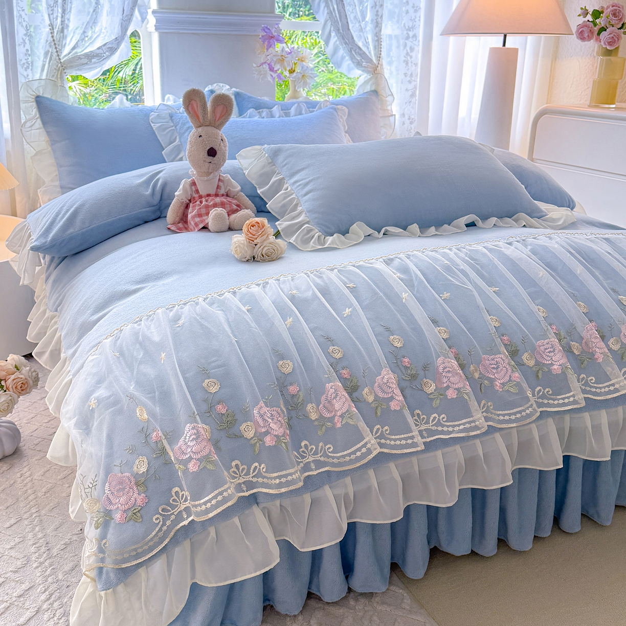 91家纺网 家纺一手货源 找家纺 后庭寝室 2025新款高克重牛奶绒公主风床裙四件套-甜心系列 甜心-浅蓝