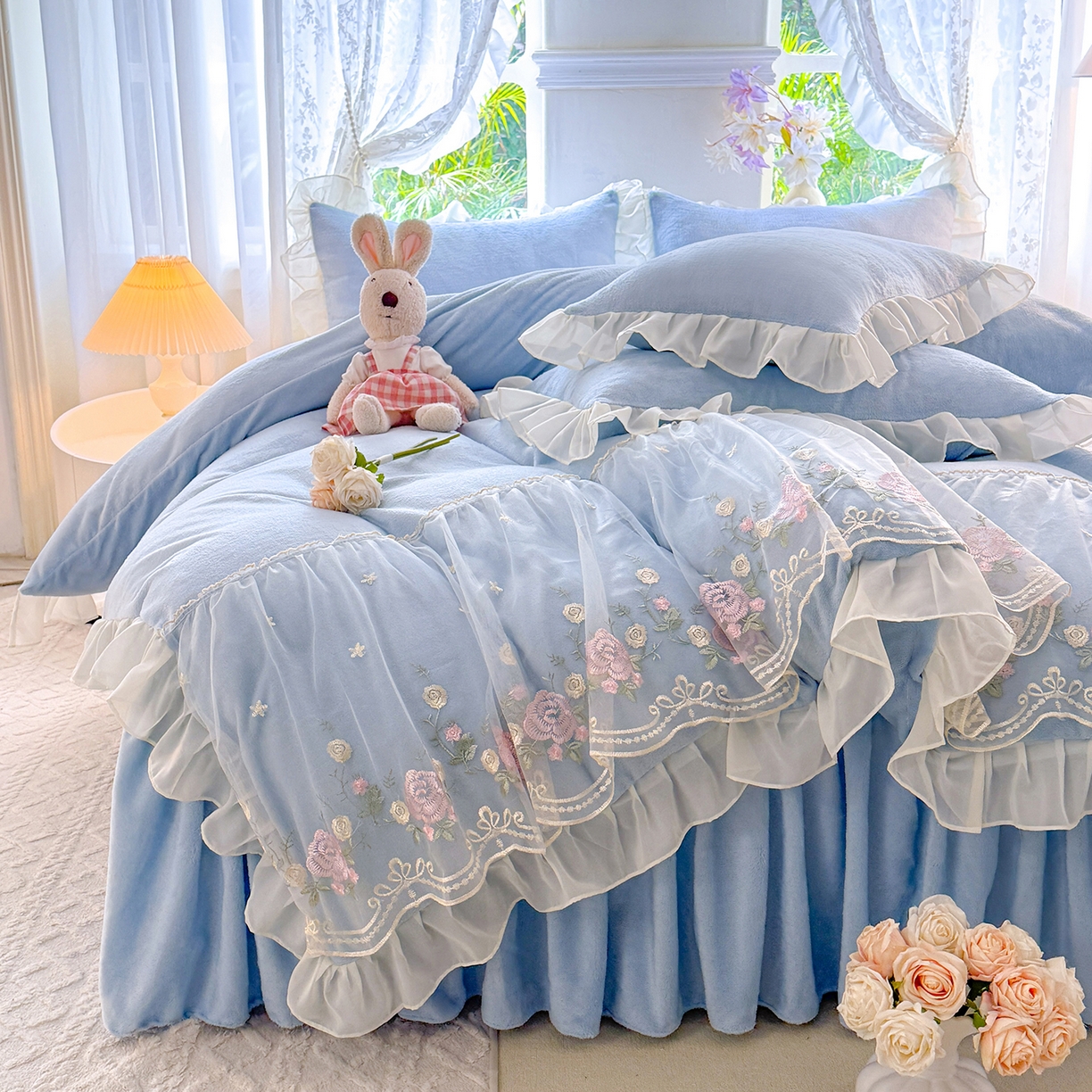 91家纺网 家纺一手货源 找家纺 后庭寝室 2025新款高克重牛奶绒公主风床裙四件套-甜心系列 甜心-浅蓝