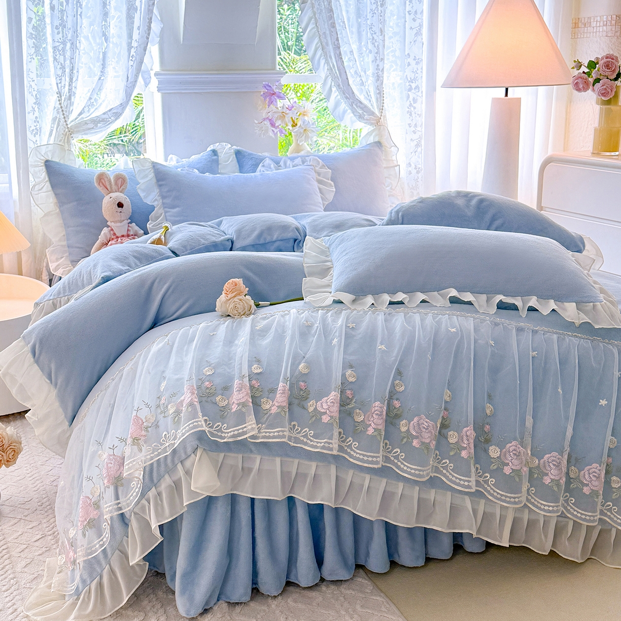 91家纺网 家纺一手货源 找家纺 后庭寝室 2025新款高克重牛奶绒公主风床裙四件套-甜心系列 甜心-浅蓝