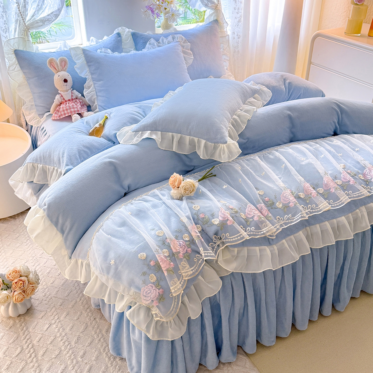 91家纺网 家纺一手货源 找家纺 后庭寝室 2025新款高克重牛奶绒公主风床裙四件套-甜心系列 甜心-浅蓝