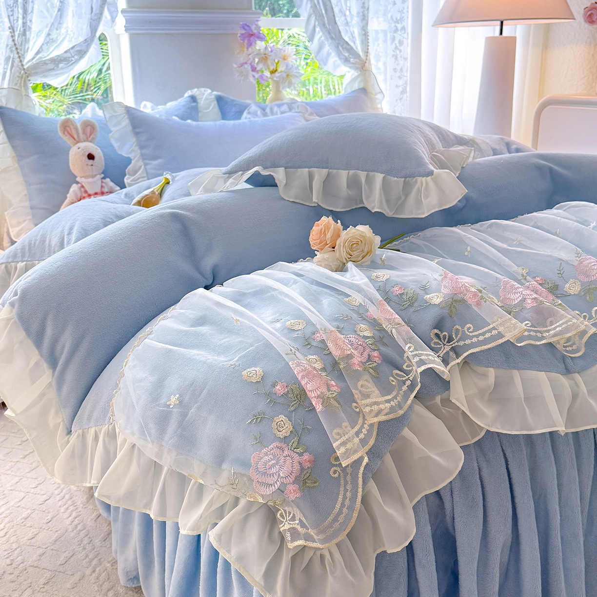 91家纺网 家纺一手货源 找家纺 后庭寝室 2025新款高克重牛奶绒公主风床裙四件套-甜心系列 甜心-浅蓝