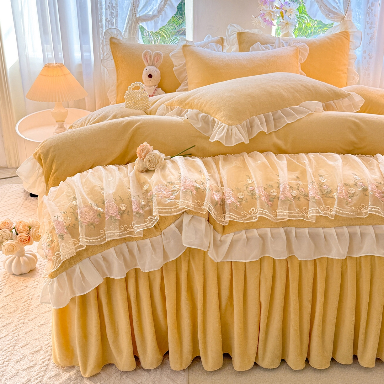 91家纺网 家纺一手货源 找家纺 后庭寝室 2025新款高克重牛奶绒公主风床裙四件套-甜心系列 甜心-嫩黄