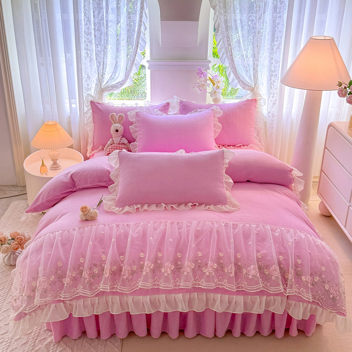 91家纺网 家纺一手货源 找家纺 后庭寝室 2025新款高克重牛奶绒公主风床裙四件套-甜心系列 甜心-浅粉