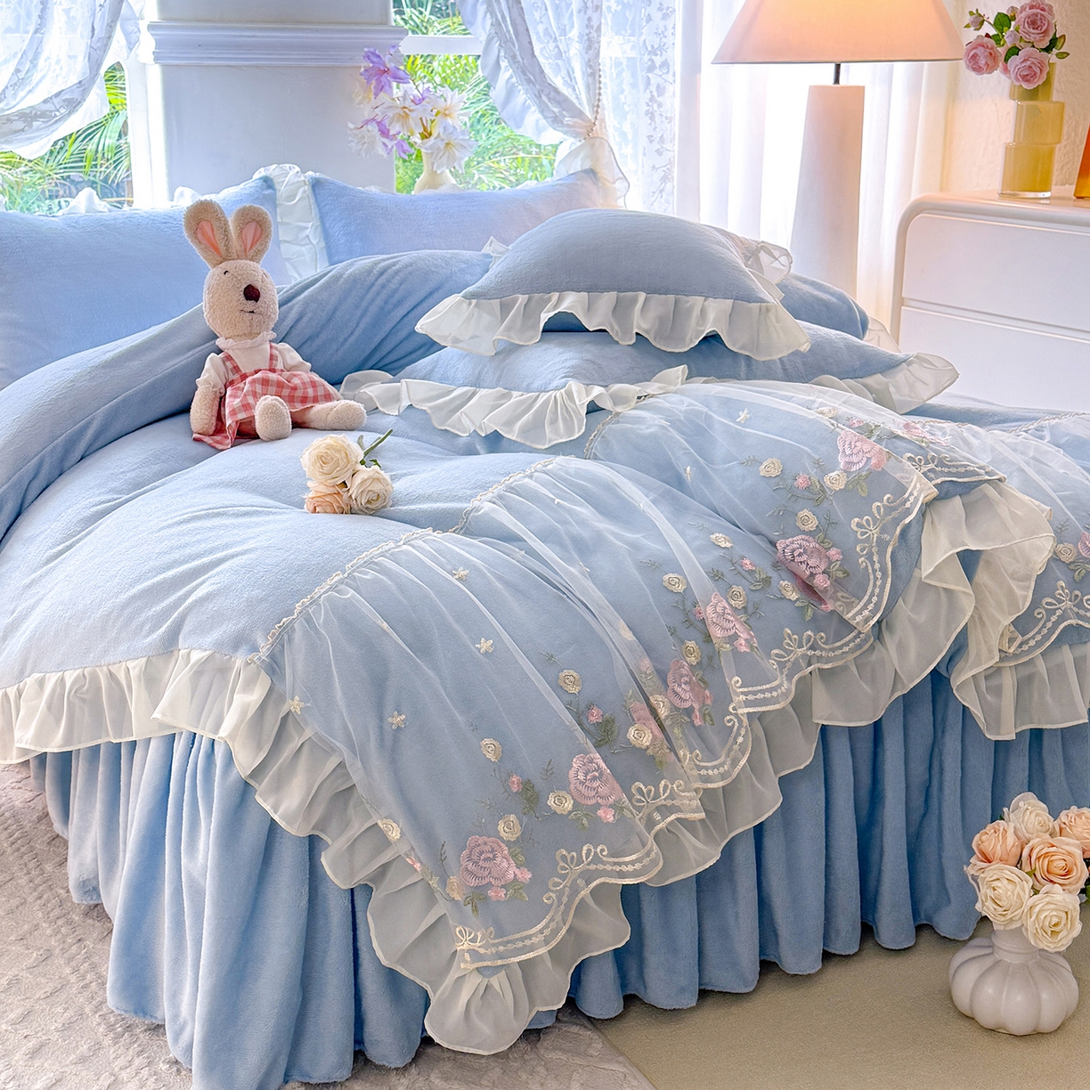 91家纺网 家纺一手货源 找家纺 后庭寝室 2025新款高克重牛奶绒公主风床裙四件套-甜心系列 甜心-浅蓝