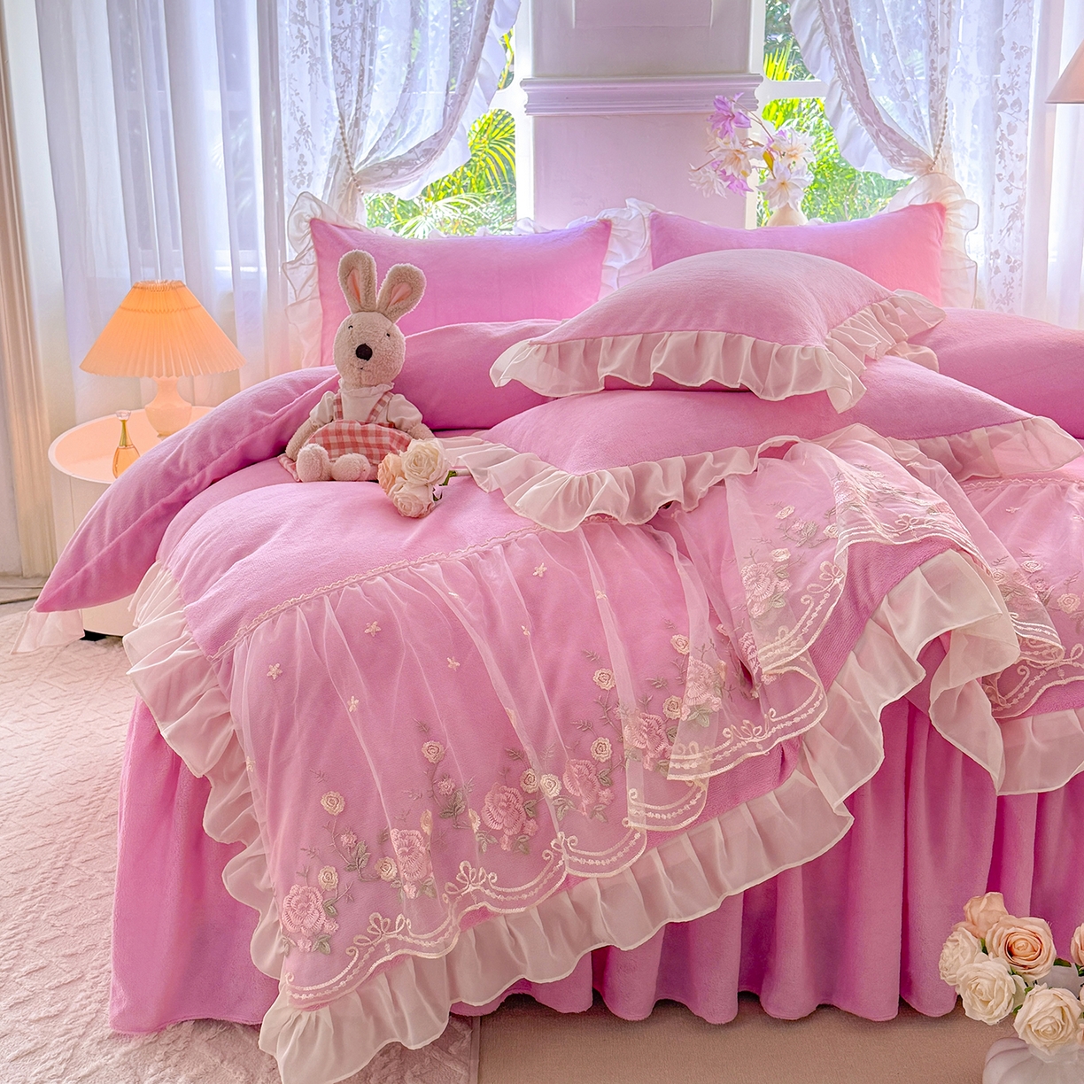 91家纺网 家纺一手货源 找家纺 后庭寝室 2025新款高克重牛奶绒公主风床裙四件套-甜心系列 甜心-浅粉