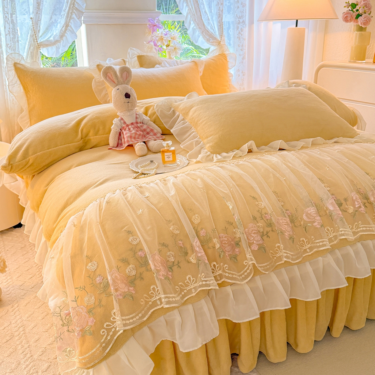 91家纺网 家纺一手货源 找家纺 后庭寝室 2025新款高克重牛奶绒公主风床裙四件套-甜心系列 甜心-嫩黄