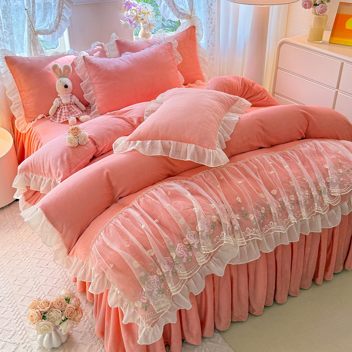 91家纺网 家纺一手货源 找家纺 后庭寝室 2025新款高克重牛奶绒公主风床裙四件套-甜心系列 甜心-玉色