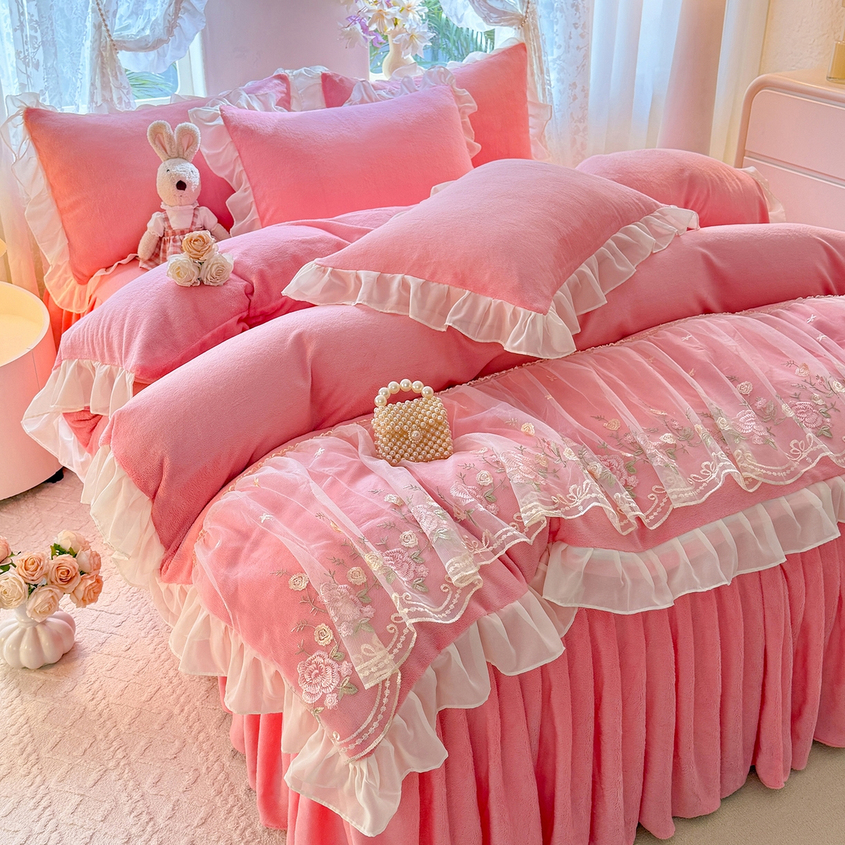 91家纺网 家纺一手货源 找家纺 后庭寝室 2025新款高克重牛奶绒公主风床裙四件套-甜心系列 甜心-粉玉