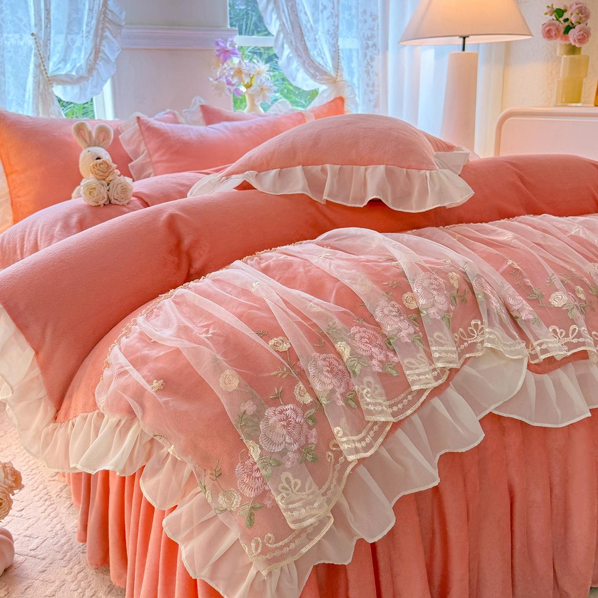 91家纺网 家纺一手货源 找家纺 后庭寝室 2025新款高克重牛奶绒公主风床裙四件套-甜心系列 甜心-玉色