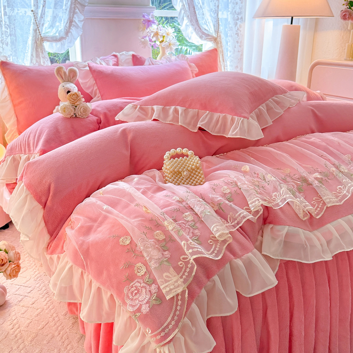 91家纺网 家纺一手货源 找家纺 后庭寝室 2025新款高克重牛奶绒公主风床裙四件套-甜心系列 甜心-粉玉