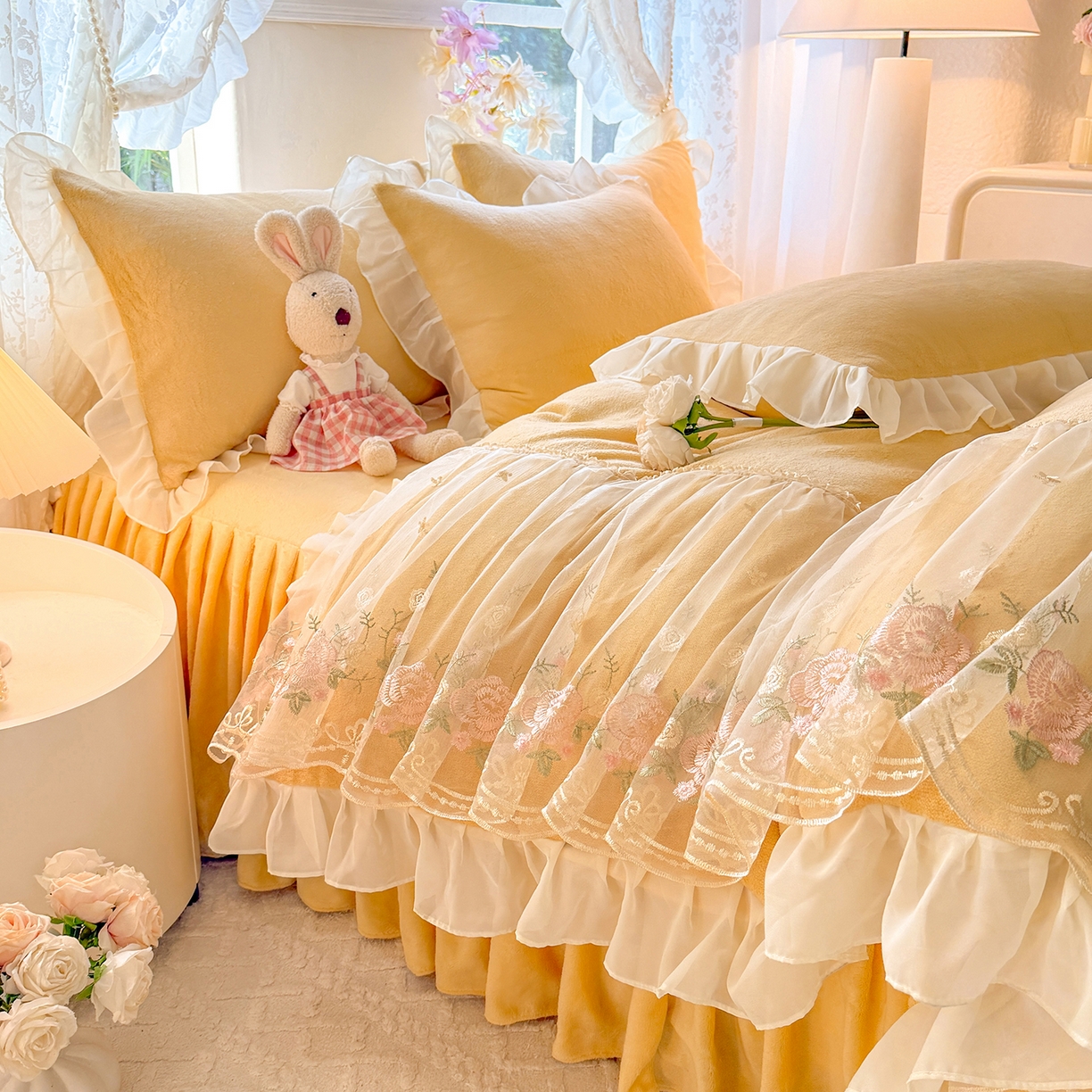 91家纺网 家纺一手货源 找家纺 后庭寝室 2025新款高克重牛奶绒公主风床裙四件套-甜心系列 甜心-嫩黄