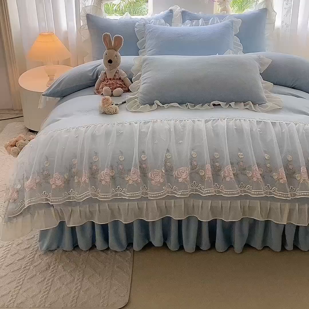 91家纺网 家纺一手货源 找家纺 后庭寝室 2025新款高克重牛奶绒公主风床裙四件套-甜心系列 甜心-浅蓝