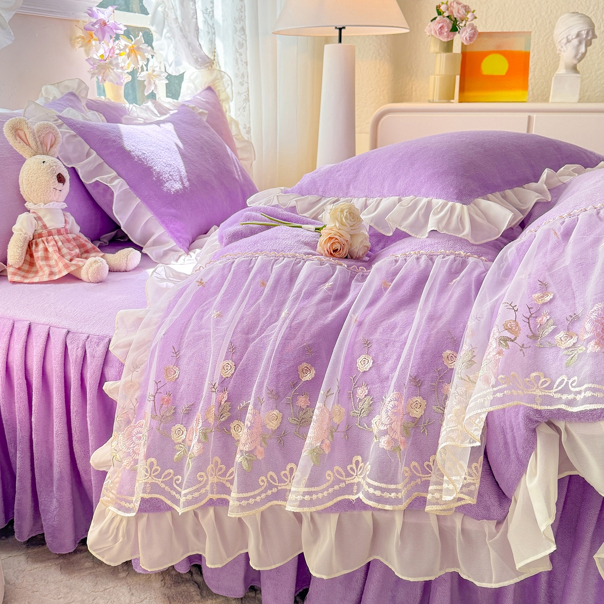 91家纺网 家纺一手货源 找家纺 后庭寝室 2025新款高克重牛奶绒公主风床裙四件套-甜心系列 甜心-浅紫