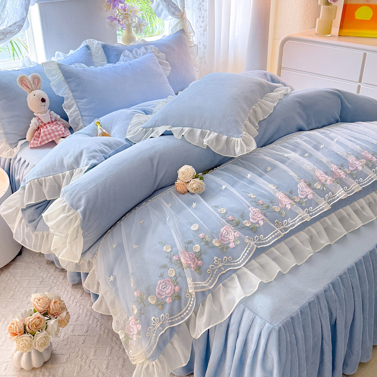 91家纺网 家纺一手货源 找家纺 后庭寝室 2025新款高克重牛奶绒公主风床裙四件套-甜心系列 甜心-浅蓝