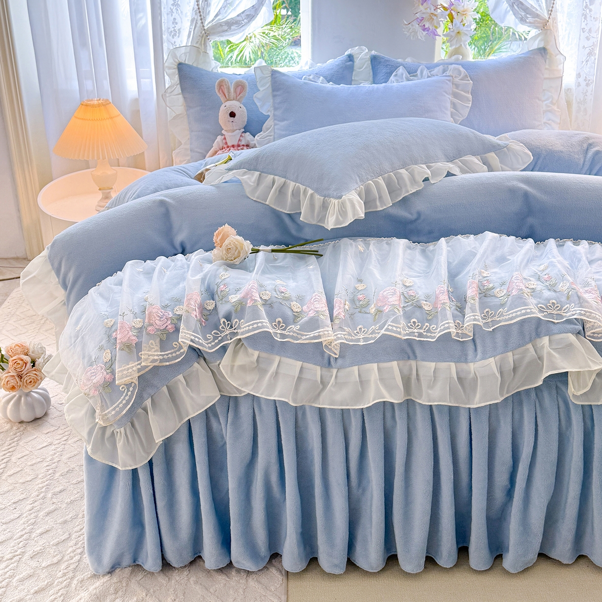 91家纺网 家纺一手货源 找家纺 后庭寝室 2025新款高克重牛奶绒公主风床裙四件套-甜心系列 甜心-浅蓝