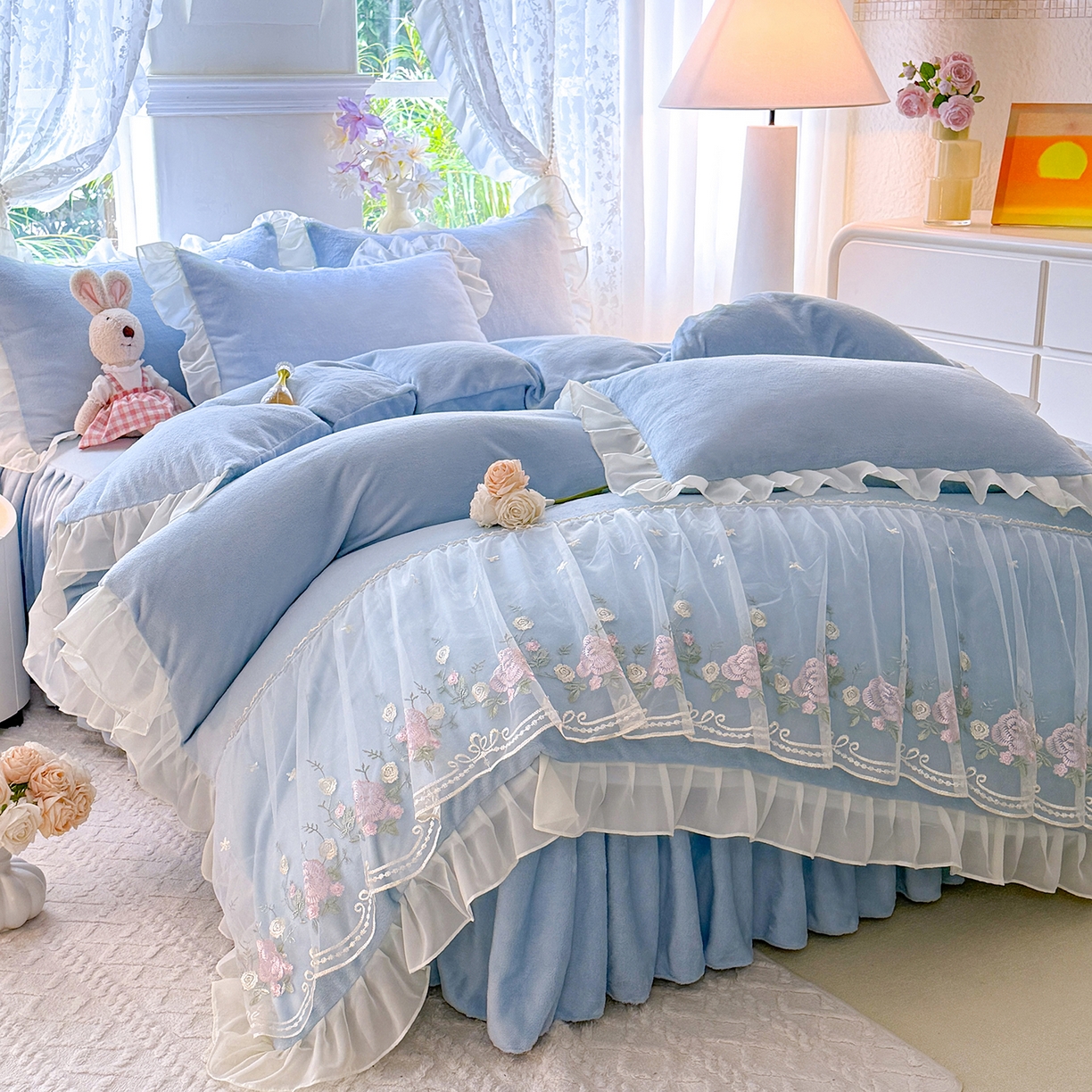 91家纺网 家纺一手货源 找家纺 后庭寝室 2025新款高克重牛奶绒公主风床裙四件套-甜心系列 甜心-浅蓝