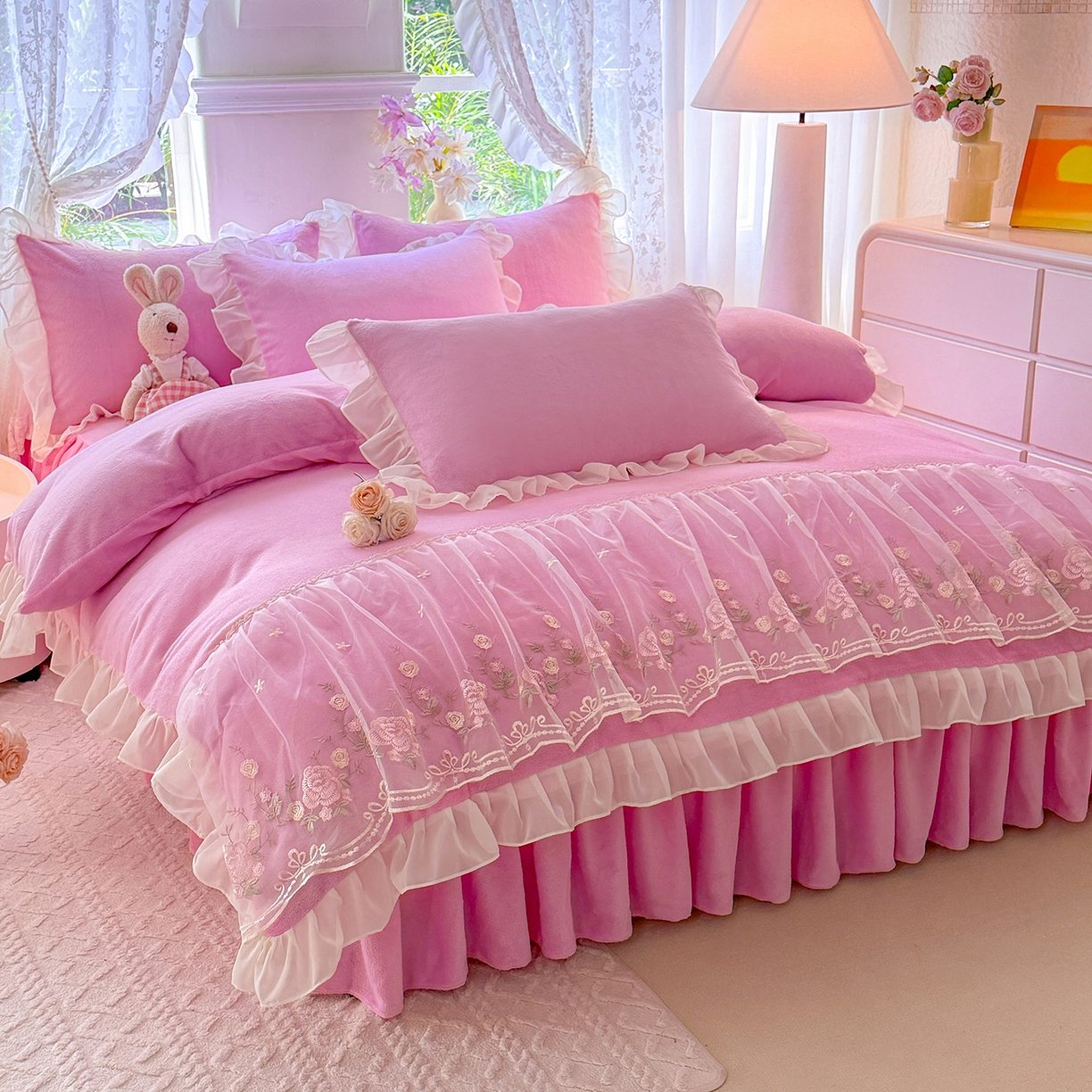 91家纺网 家纺一手货源 找家纺 后庭寝室 2025新款高克重牛奶绒公主风床裙四件套-甜心系列 甜心-浅粉