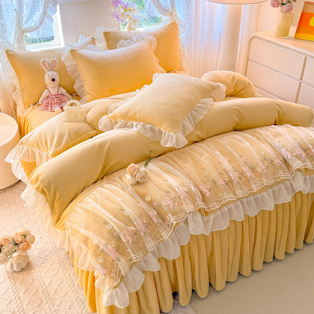 91家纺网 家纺一手货源 找家纺 后庭寝室 2025新款高克重牛奶绒公主风床裙四件套-甜心系列 甜心-嫩黄