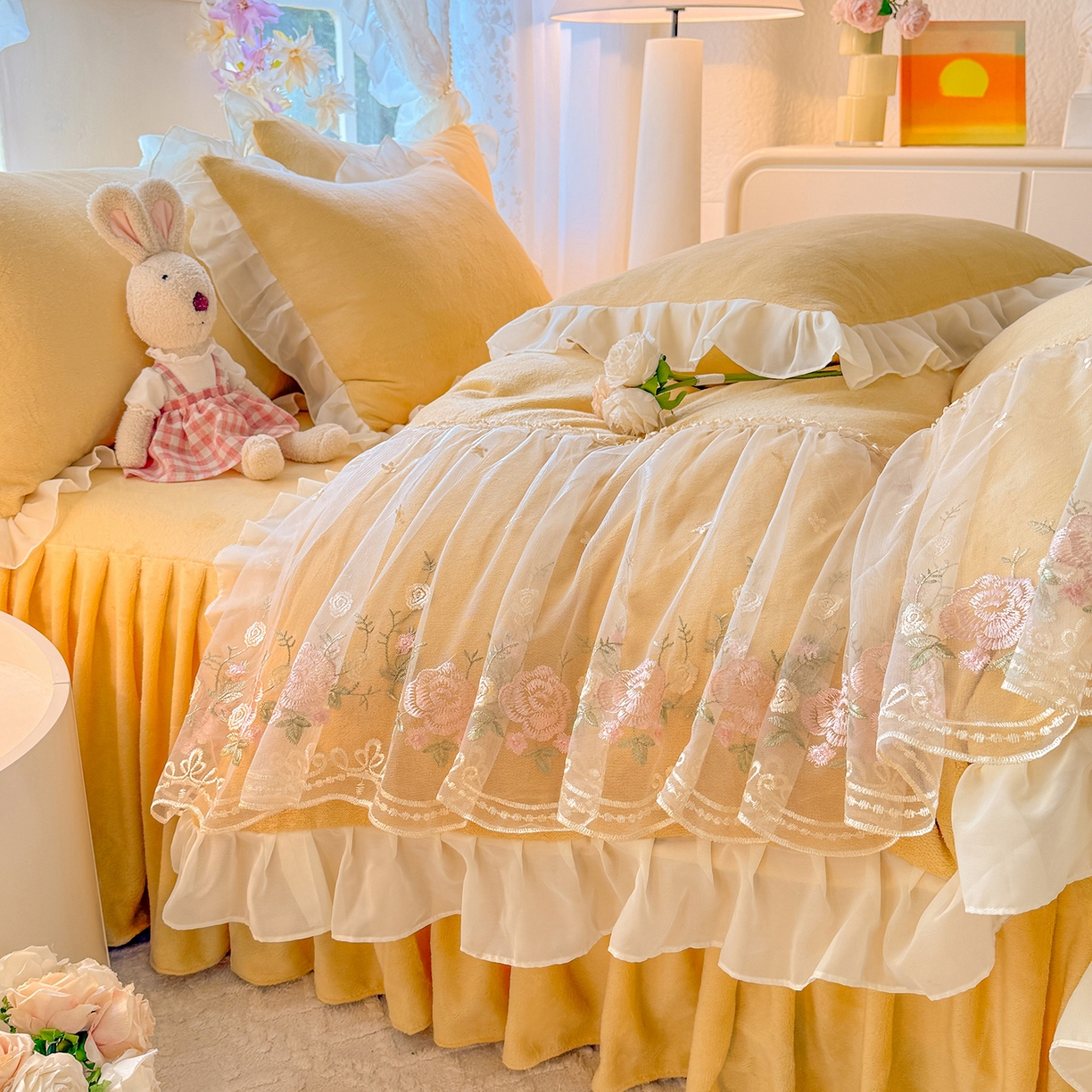 91家纺网 家纺一手货源 找家纺 后庭寝室 2025新款高克重牛奶绒公主风床裙四件套-甜心系列 甜心-嫩黄