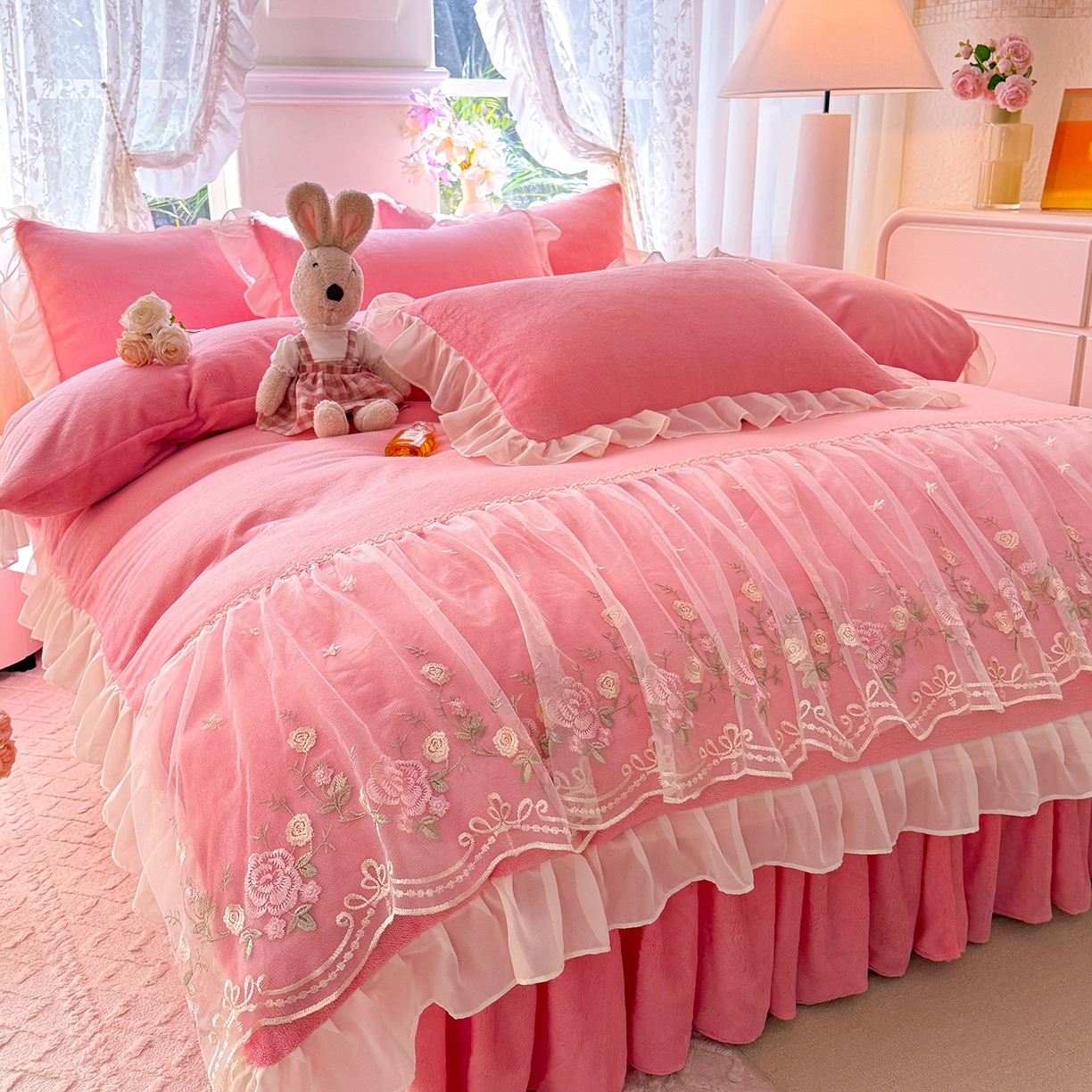 91家纺网 家纺一手货源 找家纺 （总）后庭寝室 2025新款高克重牛奶绒公主风床裙四件套-甜心系列