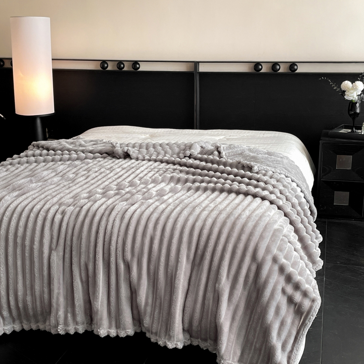 91家纺网 家纺一手货源 找家纺 （总）小叮当家纺仓储工厂店 2025新款230克仿兔绒大抽条毛毯(跨境可供)