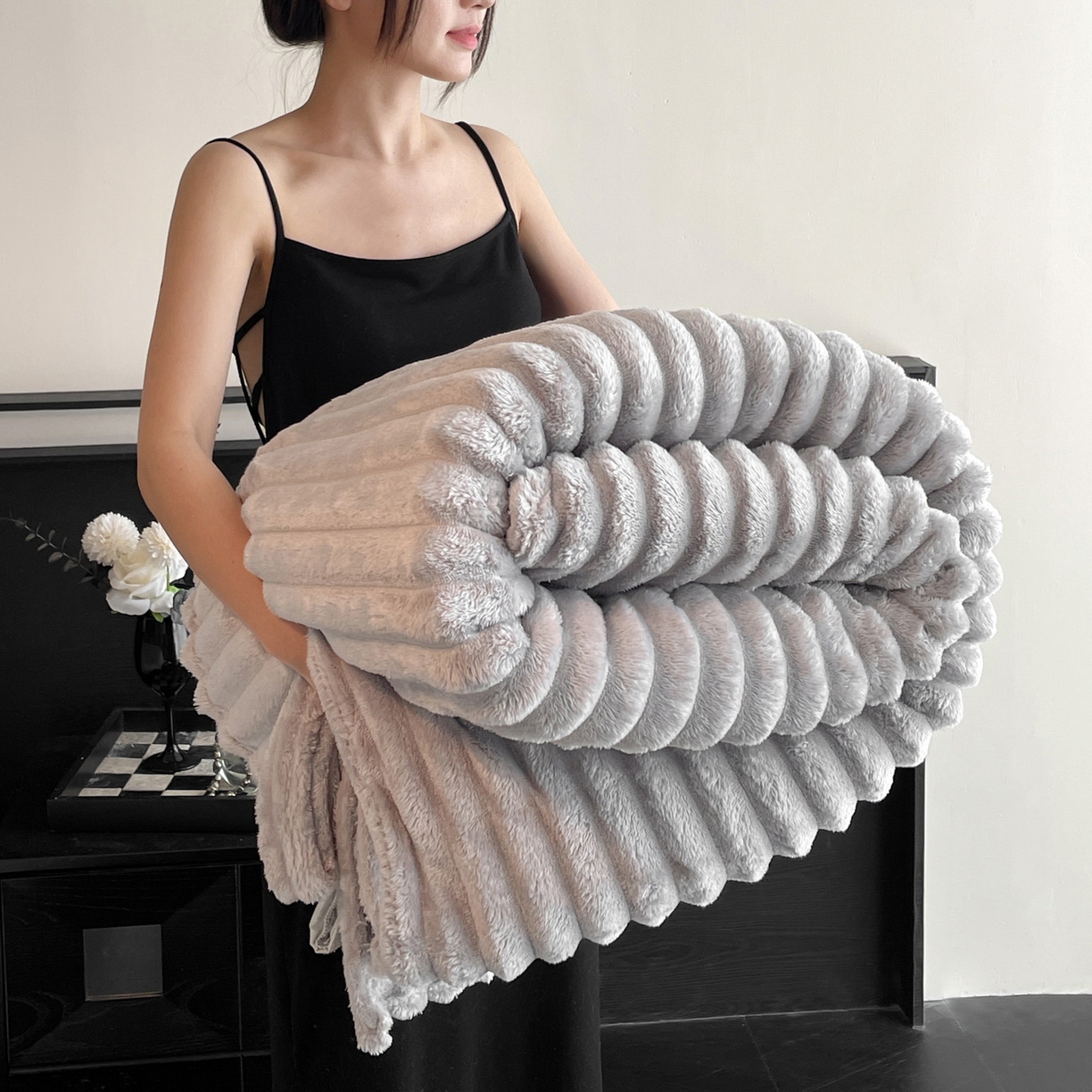 91家纺网 家纺一手货源 找家纺 （总）小叮当家纺仓储工厂店 2025新款230克仿兔绒大抽条毛毯(跨境可供)