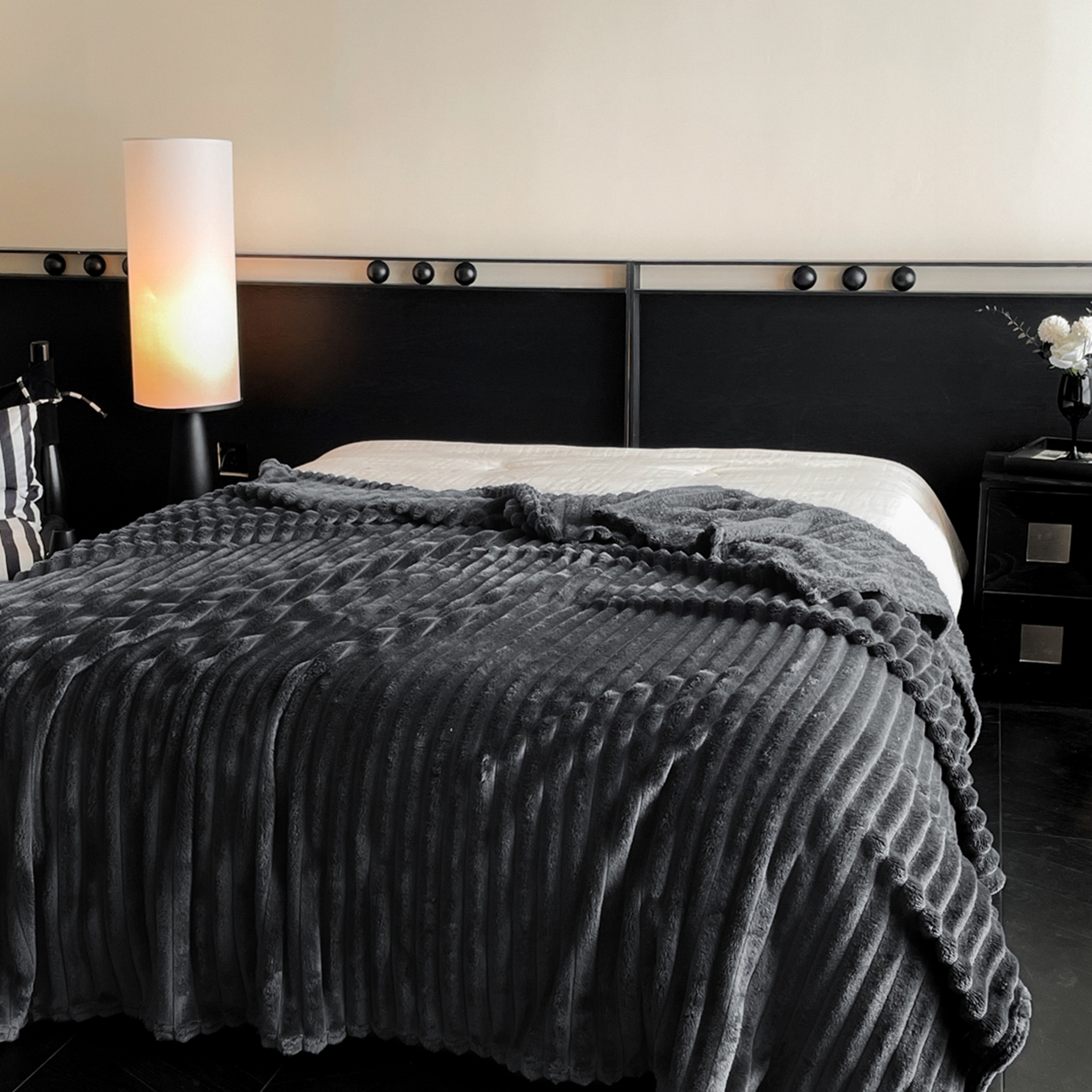 91家纺网 家纺一手货源 找家纺 小叮当家纺仓储工厂店 2025新款230克仿兔绒大抽条毛毯(跨境可供) 抽条-绒毯深灰