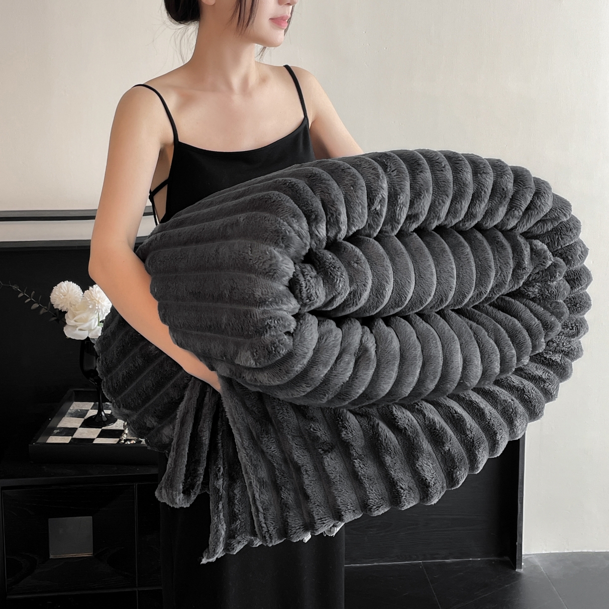 91家纺网 家纺一手货源 找家纺 小叮当家纺仓储工厂店 2025新款230克仿兔绒大抽条毛毯(跨境可供) 抽条-绒毯深灰