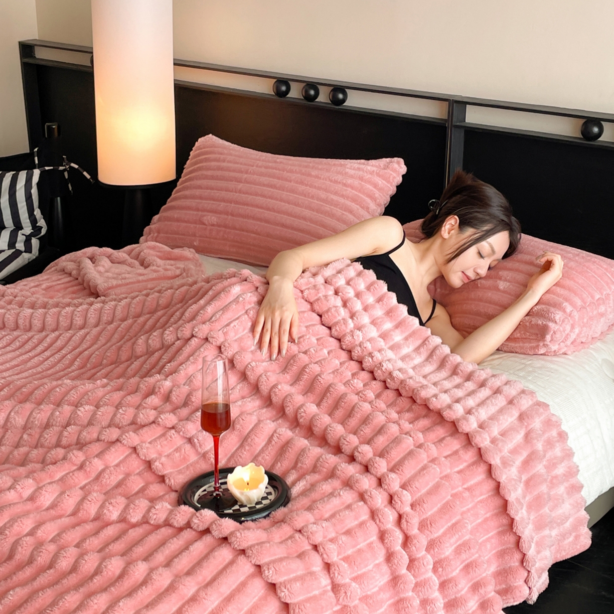 91家纺网 家纺一手货源 找家纺 小叮当家纺仓储工厂店 2025新款230克仿兔绒大抽条毛毯(跨境可供) 抽条-绒毯桃粉